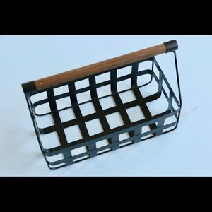 Metal basket, NWT